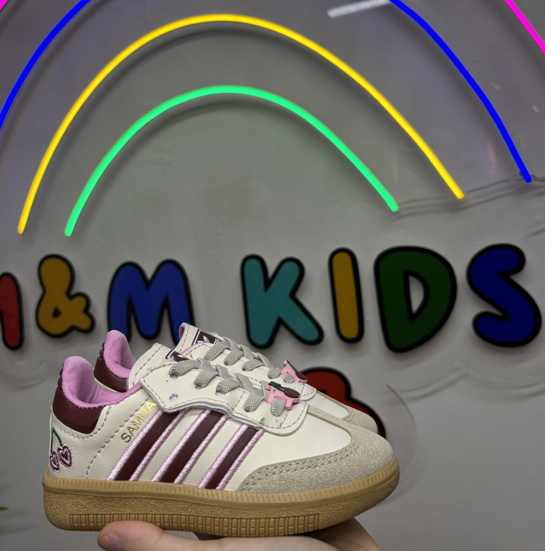 Kiraz desenli ayakkabı