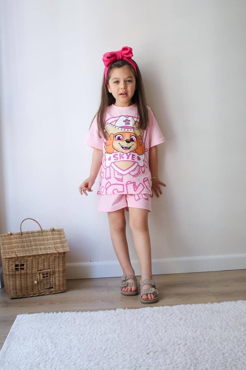 Pembe şortlu takım