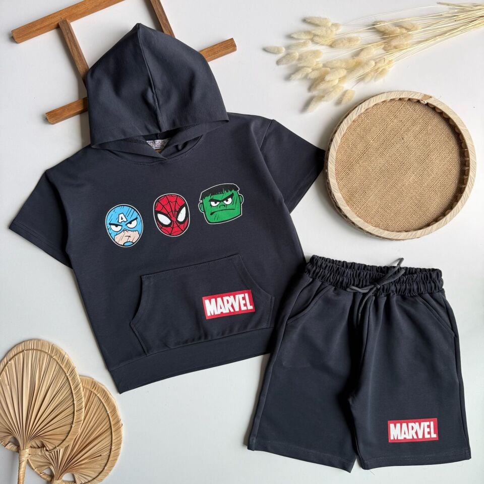 Kapüşonlu Marvel takım
