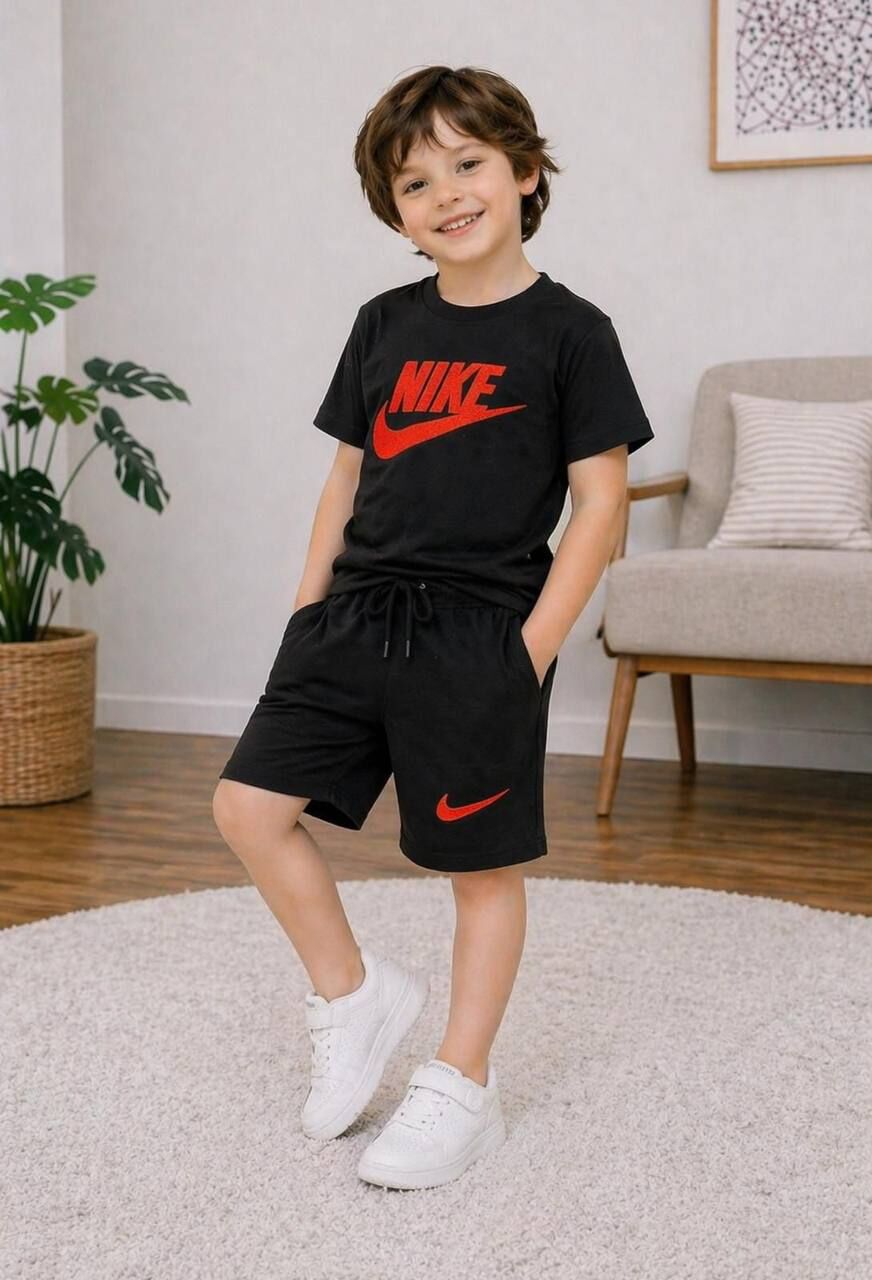 Siyah şortlu takım