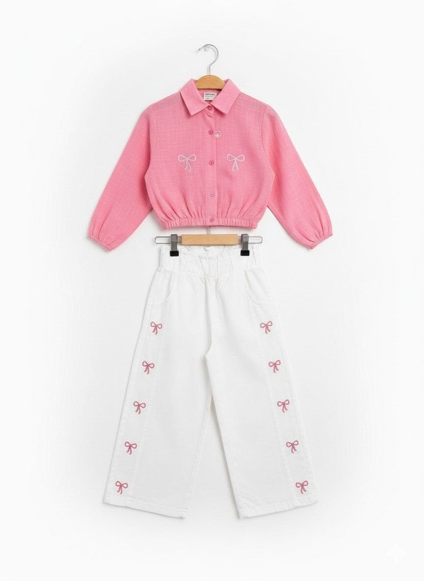 Pembe gömlekli takım