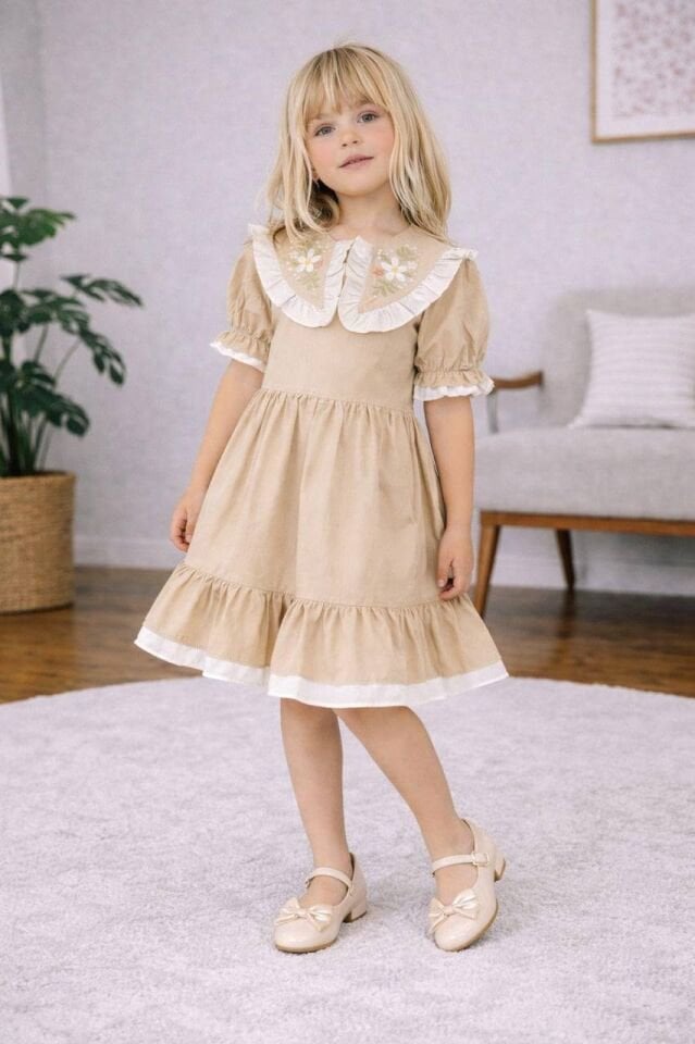 Çiçek nakışlı bej elbise