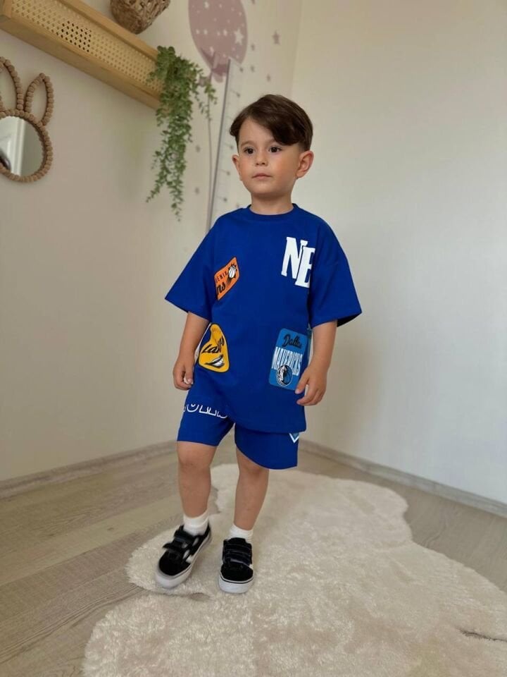Mavi şortlu takım