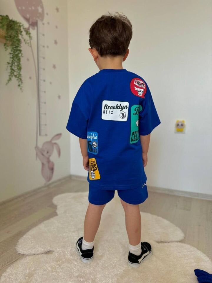 Mavi şortlu takım