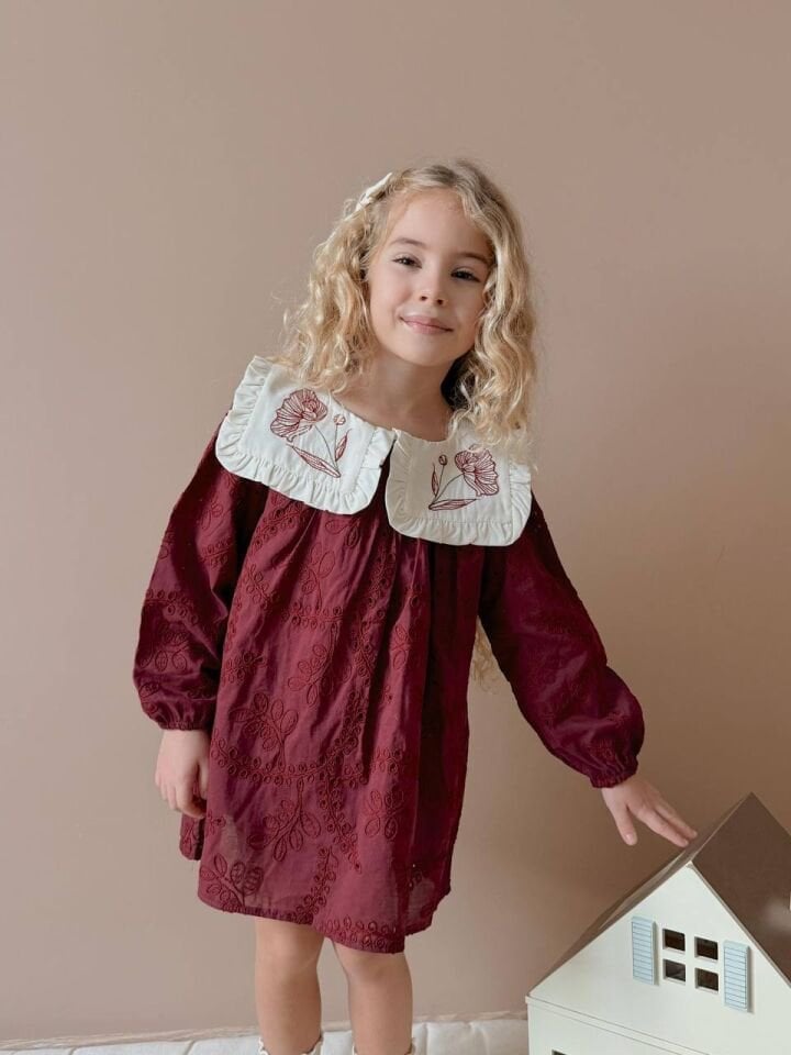 Bebe yaka fistolu elbise