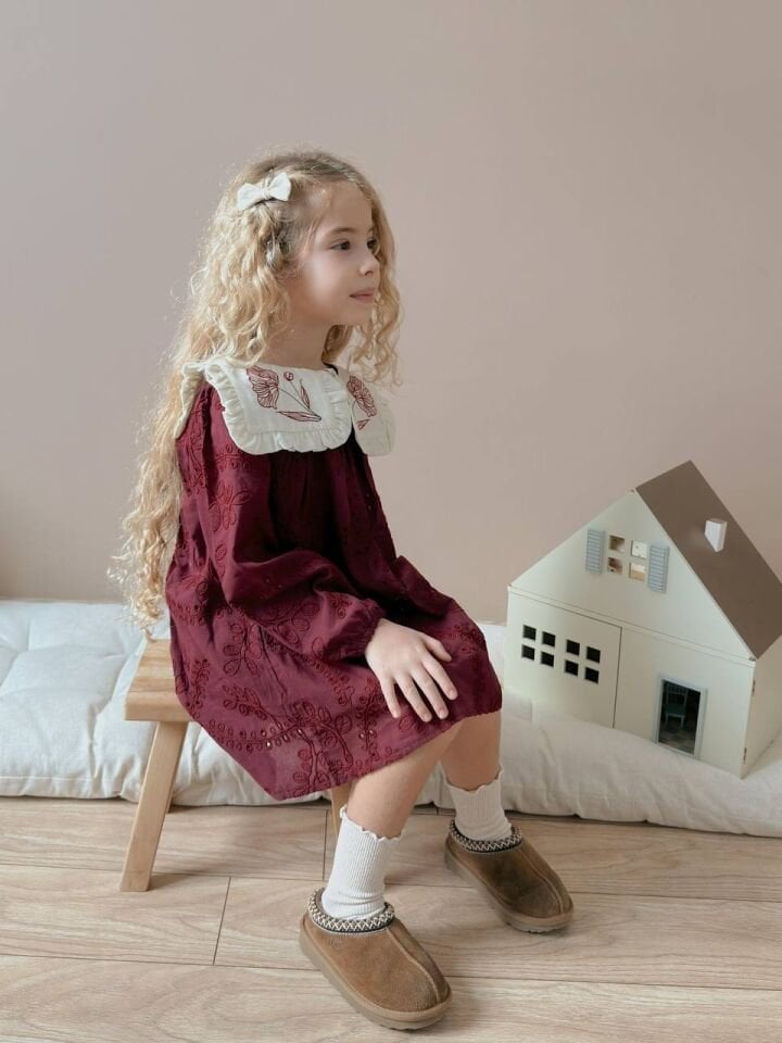 Bebe yaka fistolu elbise