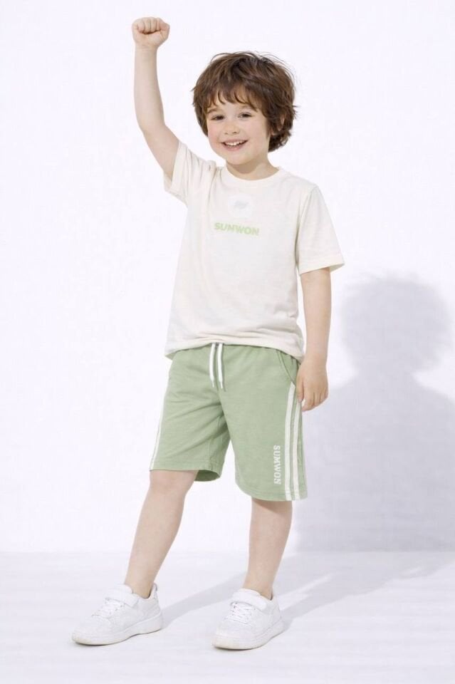 Yeşil şortlu takım