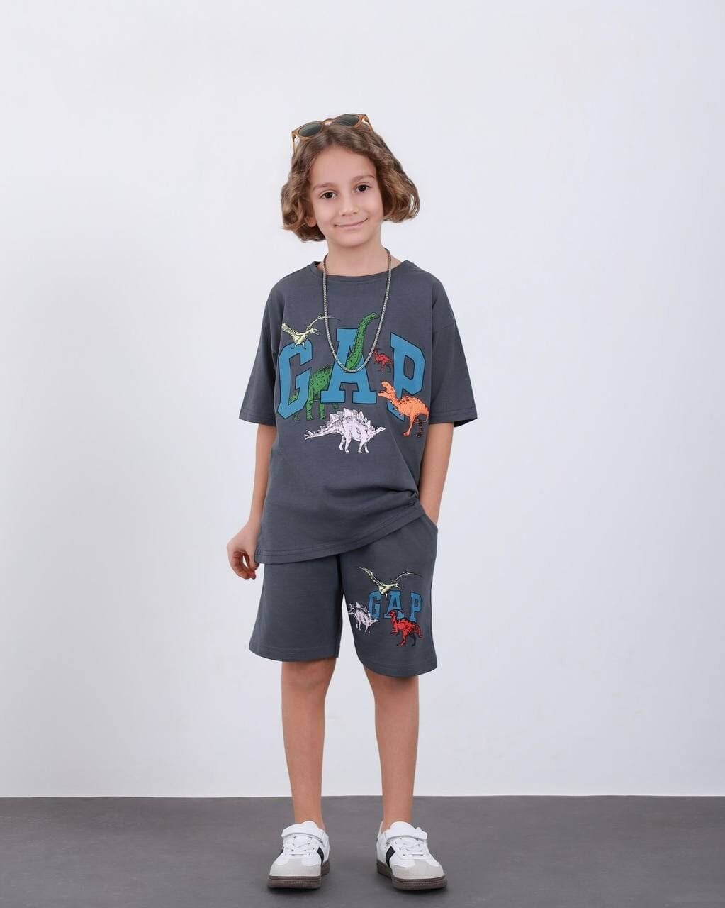 Dinazor desenli şortlu takım